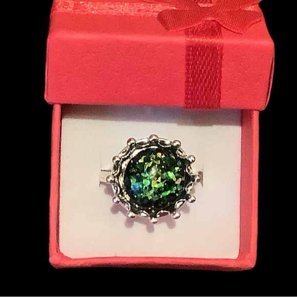 💥2/$24 or 3/$30💥silver ring with gorgeous dark green stone. Sz 5.5 NWT - Picture 2 of 3